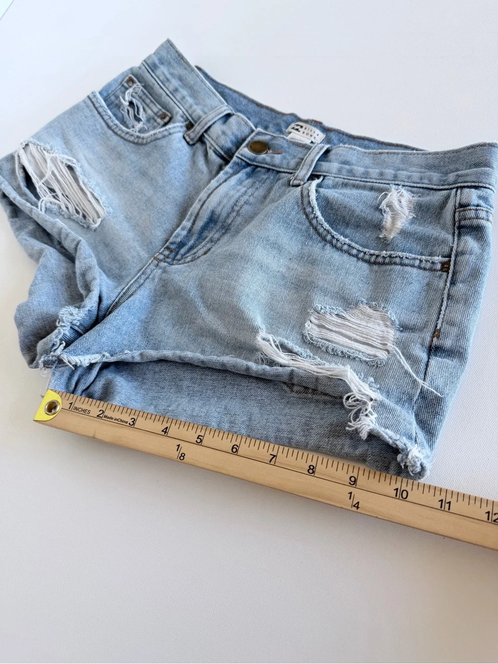 Billabong Distressed Denim Cutoff Shorts 26 Light Wash Cheeky 100% Cotton